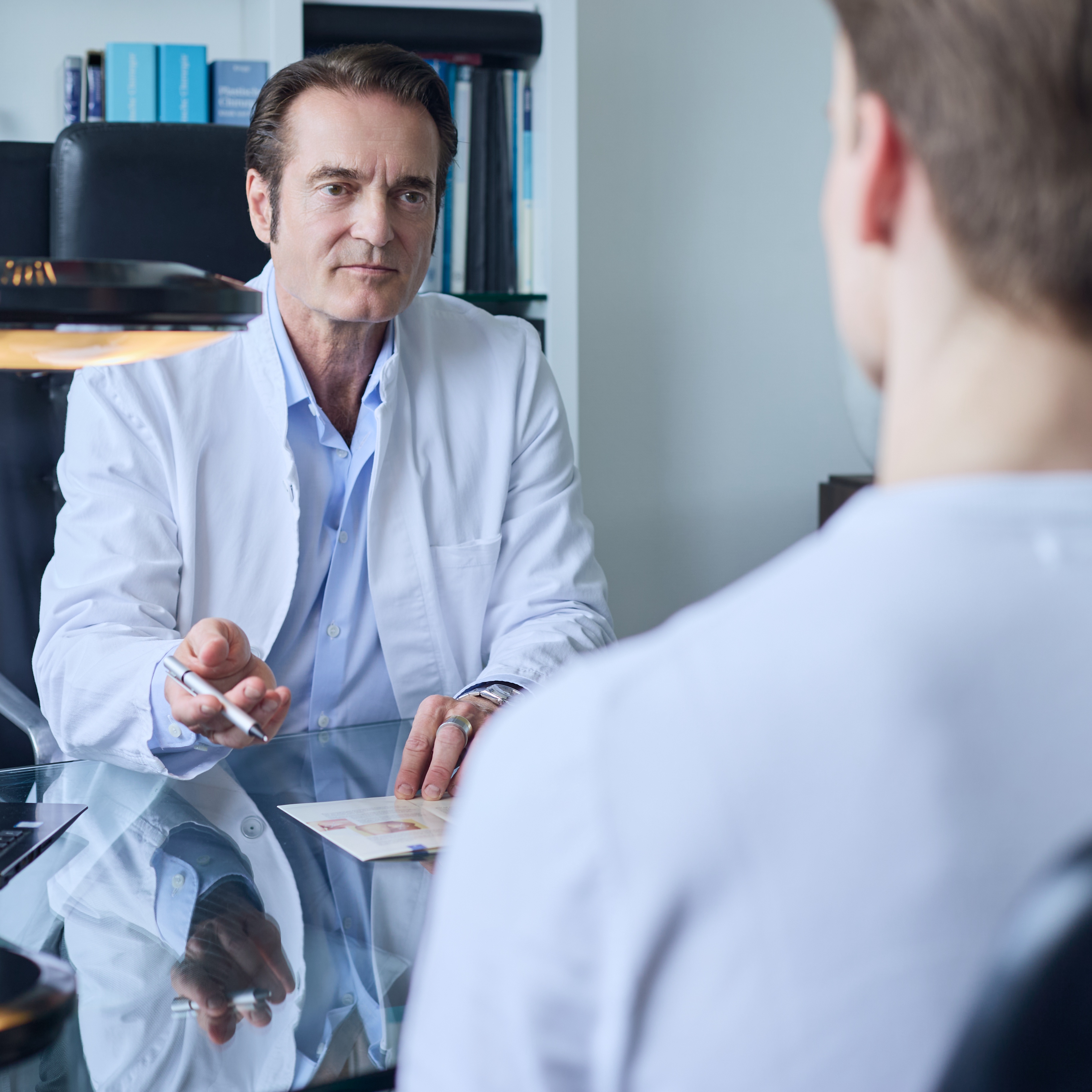 Facharzt Dr. med. Christoph Reis mit einem Patienten in Düsseldorf