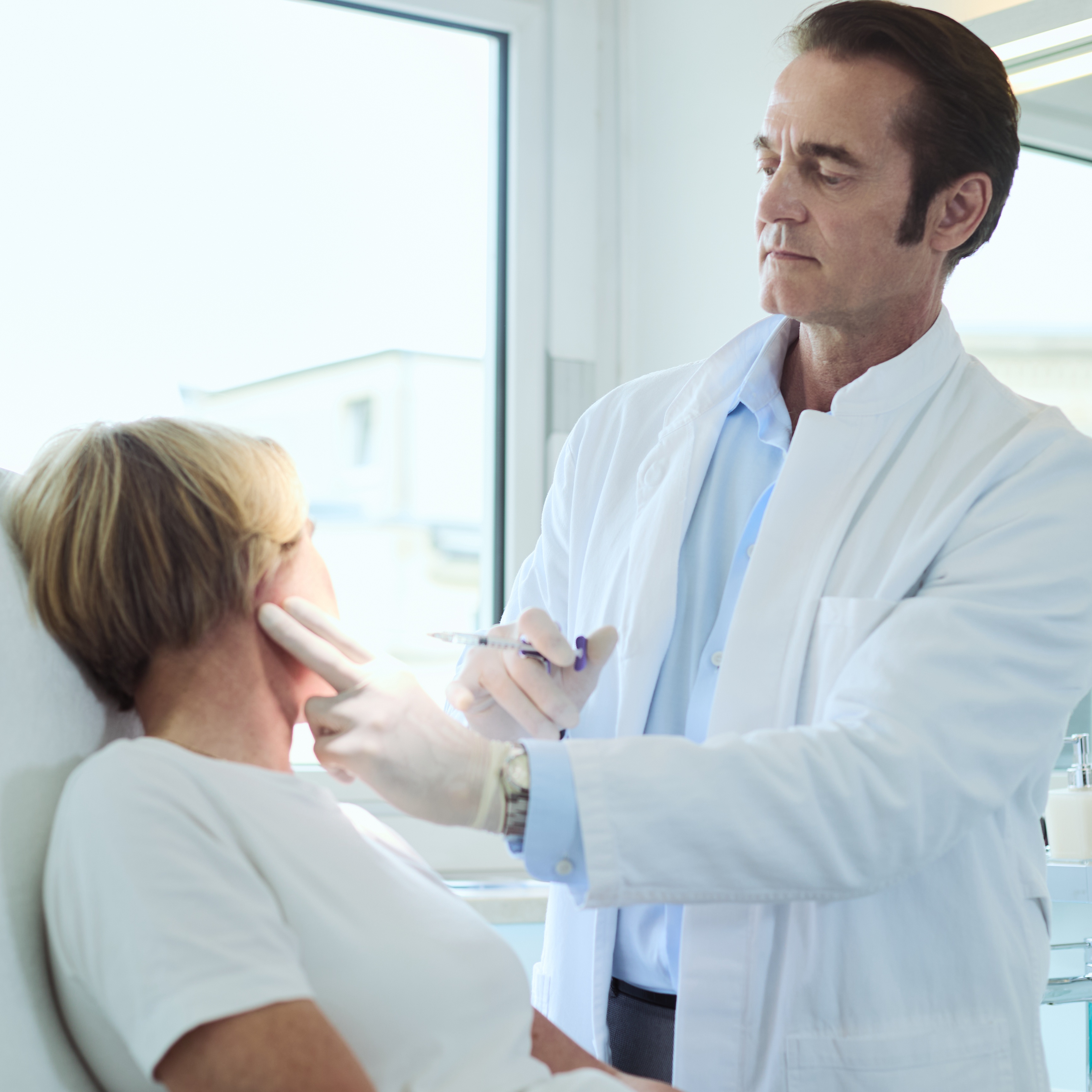 Dr. Christoph Reis mit einer Patientin in der Behandlung