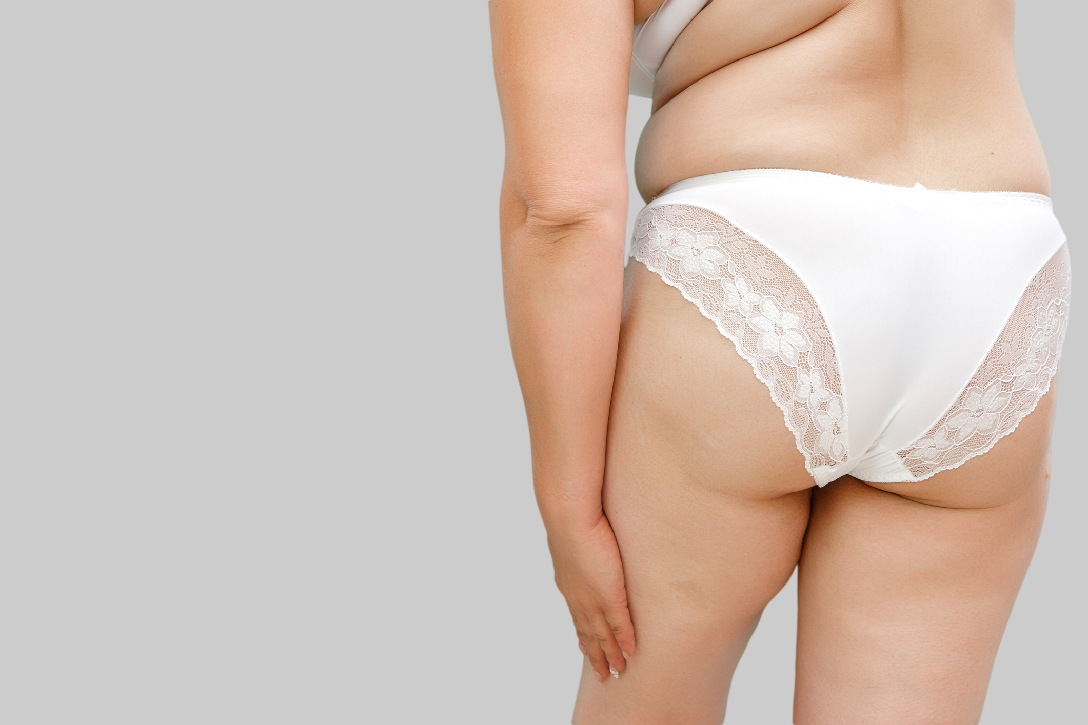 Wohlproportionierter Frauenkörper in Unterwäsche von hinten