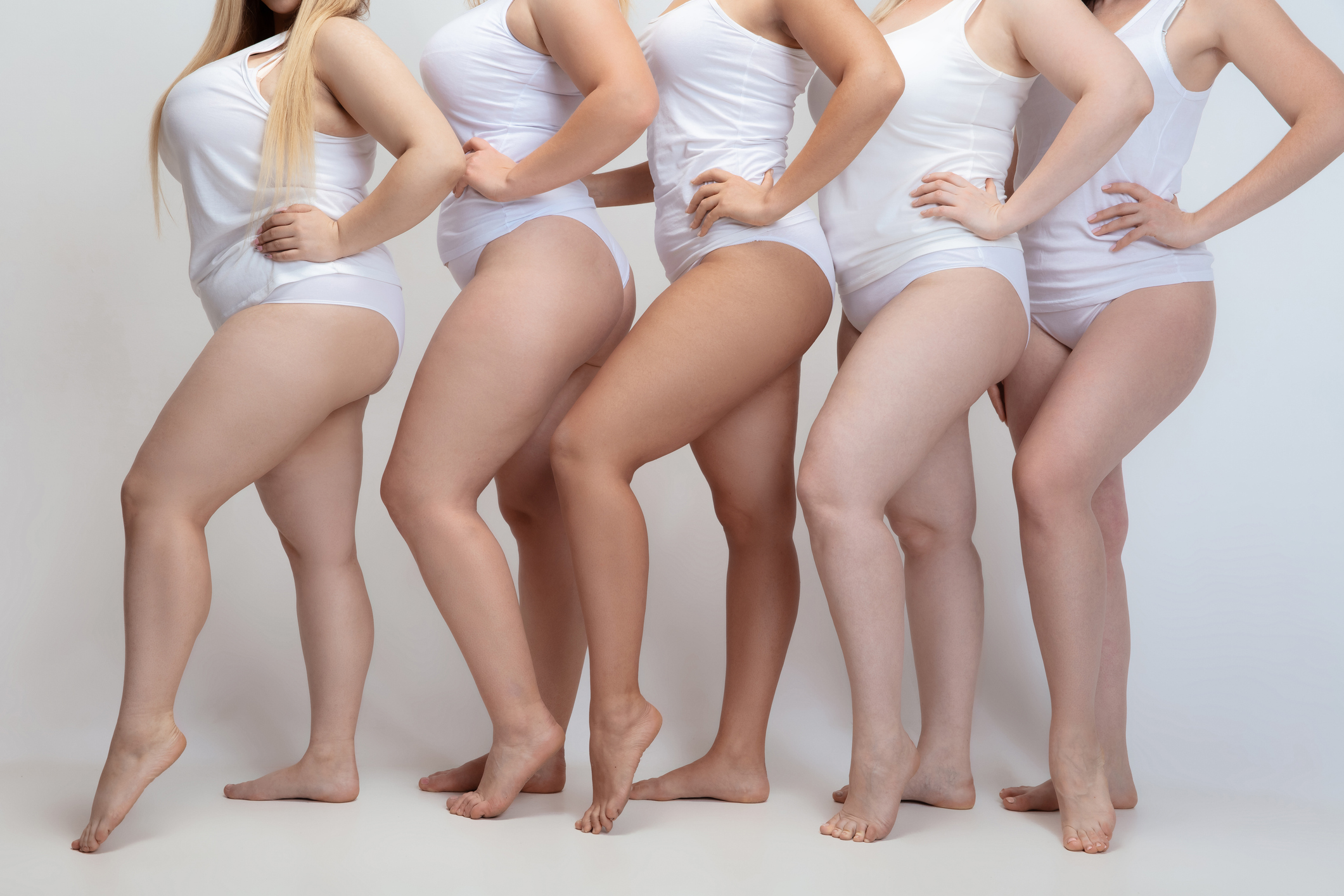 Seitenansicht von Frauenbeinen unterschiedlicher Größe und Statur