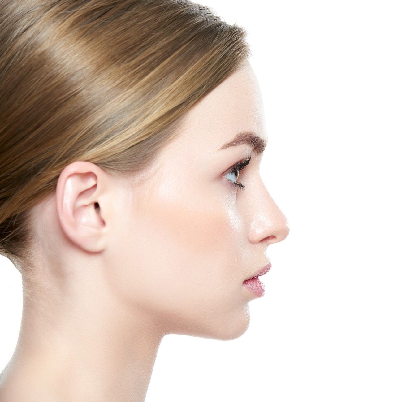 Profil einer jungen dunkelblonden Frau mit perfekt geschnittenen Gesichtszügen