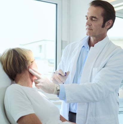Dr. Christoph Reis mit einer Patientin in der Behandlung