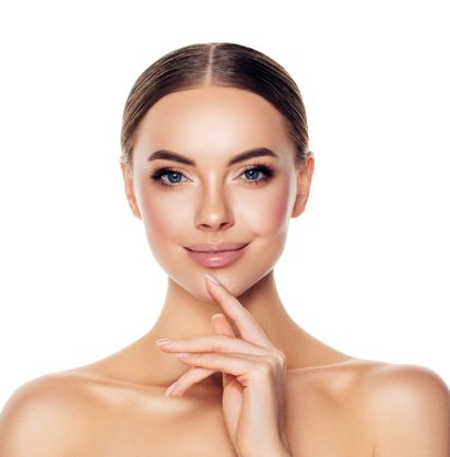 Junge geschminkte Frau mit vollen, ästhetischen Lippen