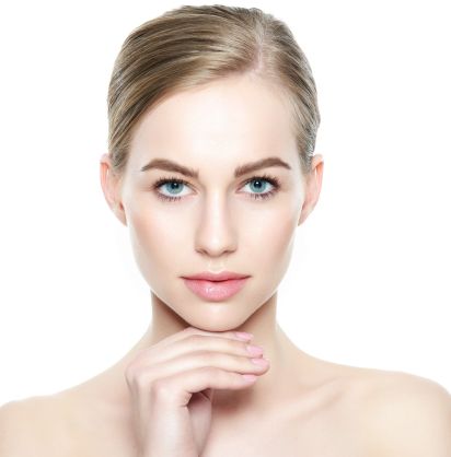 Junge blonde Frau posiert mit spitz zulaufendem Kinn