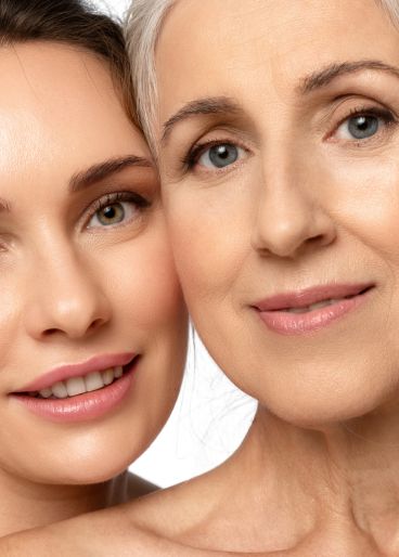 Zwei Frauen unterschiedlichen Alters mit glatter Haut posieren zusammen für ein Selfie