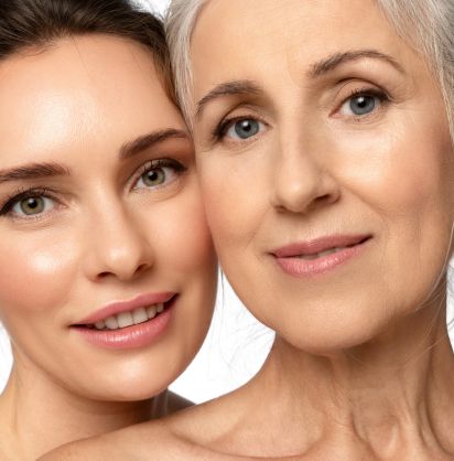 Zwei Frauen unterschiedlichen Alters mit glatter Haut posieren zusammen für ein Selfie