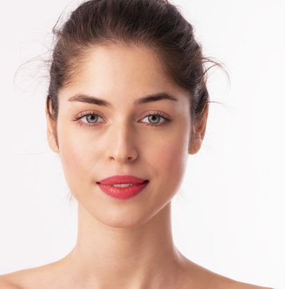 Gesicht einer jungen brünetten Frau mit grünen Augen und Lippenstift nach einem Microneedling in Düsseldorf