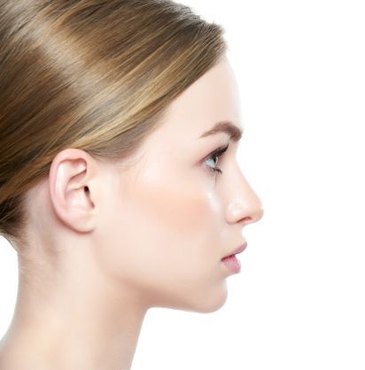 Profil einer jungen dunkelblonden Frau mit perfekt geschnittenen Gesichtszügen